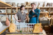Grabungstechnikerin Julia (Franziska von Harsdorf, l.) erklärt Fritz (Guido Hammesfahr, r.), welche Dinge im alten Rom erfunden wurden: Zum Beispiel das Aquädukt.