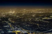 Unter bestimmten Bedingungen kann man über Berlin eine leuchtende Schicht erkennen. Vom Boden betrachtet fängt der Himmel an zu glühen. Diese Lichtglocke entsteht durch in die Atmosphäre gestrahltes Licht. In der Luft trifft es auf Staubpartikel, durch die es in alle Richtungen gestreut wird.
