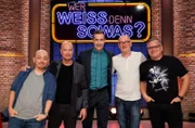 Moderator Kai Pflaume (M.) und seine Rateteam-Kapitäne Bernhard Hoëcker (l.) und Elton (r.) begrüßen in dieser Sendung den Schauspieler Christian Berkel (2.v.l.) und den Schauspieler Peter Lohmeyer (2.v.r.).