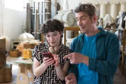 Kann die römische Amphore aus Davids Garten wirklich echt sein? Fritz Fuchs (Guido Hammesfahr, r.) fragt bei Grabungstechnikerin Julia (Franziska von Harsdorf, l.) nach.