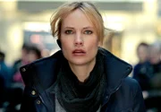 Elin Nordenskiöld (Moa Gammel) observiert einen Lockvogel.