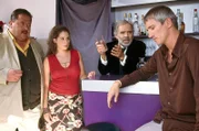 Korbinian Hofer (Josef Hannesschläger) und Ulrich Satori (Markus Böker) haben herausgefunden, dass der Tote einiges im Schilde führte und wundern sich um so mehr, dass Harry Prinz (Thomas Fritsch) und Tatjana Dudenhöfer (Sarah Jung) nur Gutes über den Toten zu sagen wissen.