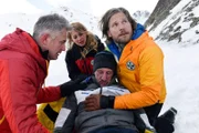 Thomas Brandtner (Heio von Stetten, M.) hat eine fatale Entscheidung getroffen. Kommen Markus (Sebastian Ströbel, r.), Katharina (Luise Bähr, 2.v.l.) und Michi (Robert Lohr, l.) noch rechtzeitig?