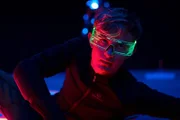 Alex (Otto Farrant) ist überzeugt, dass "Feathered Serpent 2" etwas mit der Verschwörung zu tun hat, in die er hineingezogen wurde. Getarnt als Spieler K7 will er die einzige Kopie des Spiels gewinnen. Das ist jedoch nicht so leicht, wie gedacht.