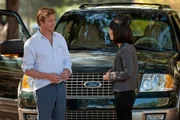 R&uuml;ckblick: Patrick Jane (Simon Baker, l.) steht dem CBI-Team um Teresa Lisbon (Robin Tunney, r.) zum ersten Mal bei der Aufkl&auml;rung eines Falles zur Seite ...