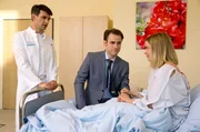 Dr. Michael Sandmann (Luca Zamperoni, l.) erklärt Svenja (Merle Collet, r.) und Carsten (Michael Schumacher, M.), was passiert ist.