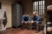 Die Rentnercops (Bill Mockridge, l. und Hartmut Volle, r.) sitzen im Gefängnis.