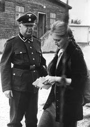 Konzentrationslager Buchenwald: Heinz Müller (Anthony Haygarth) erlaubt Inga Helms-Weiss (Meryl Streep) nicht ihren Mann zu sehen, aber er wird unter bestimmten Bedingungen den Brief an ihn weiterleiten.