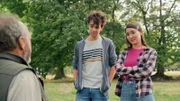 Mia (Margot Nuccetelli, r.) und Mattis (Alex James Ellison, M.) haben Hektor (Harry Piekema, l.) gefunden, der im Schlamm steckengeblieben ist. Hektor kann sich bei Hund Rabbit bedanken, der die beiden zu ihm geführt hat.