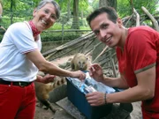 Willi und die Tierärztin Dr. Grenz im Zoo.