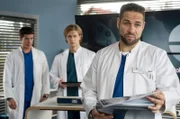 Die drei Ärzte besprechen eine mögliche OP-Methode. Ben hatte eine super Idee und darf assistieren. V.l.n.r. Ben Ahlbeck (Philipp Danne), Mikko Rantala (Luan Gummich), Matteo Moreau (Mike Adler)