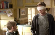 Hal (Bryan Cranston, r.) hat seinem Sohn Dewey (Eric Per Sullivan, l.) versprochen, bei einem 'Vater-Sohn'-Rennen teilzunehmen, doch leider passiert ihm ein Missgeschick ...