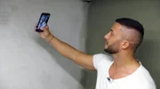 Domenico de Chico kann besser mit der Handykamera als mit Hammer und Bohrmaschine umgehen.