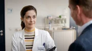 Dr. Maja Pirsich (Anne Werner) spricht mit Dr. Heckmann (Patrick Heyn)