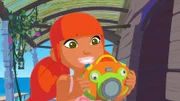 Marina bringt Yann ihre Unterwasserkamera. Damit kann er unter Wasser die Mantarochen filmen und herausfinden, wieso eines der Tiere verwundet wurde.