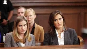 Kein leichter Fall für Det. Amanda Rollins (Kelli Giddish, M.) und Det. Olivia Benson (Mariska Hargitay, r.): Jocelyn (Anna Chlumsky) offenbart vor Gericht ein Geheimnis. Nun steht sie vor den Geschworenen als Lügnerin da - wird ihr Vergewaltiger deshalb ungestraft davonkommen?