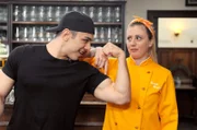 Leon (Joel Akgün) zeigt Sarah (Sophie Reiml) seine sportliche Seite.