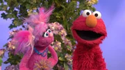 Abby (l.) hat sich zu Elmos Überraschung in ein Monster verzaubert.