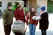 Monika ist dankbar, als Stadlbauer und Sophia sie bestärken, Maja bei ihnen auf dem Hof allein zu lassen. Von links: Stadlbauer (Andreas Geiss), Sophia (Patricia Freund), Maja (Godiva Adela) und Monika (Christine Reimer).