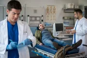Nach einem Treppensturz kommt Axel Becker (Jens Kipper, M.) in die Notaufnahme. Matteo (Mike Adler, r.) und Ben  (Philipp Danne, l.) hatten den Patienten für eine Nierentransplantation vorgesehen. Doch durch den Sturz verschiebt sich der ganze Zeitplan.