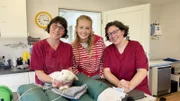 Von links: Edith, Nina und Diana kümmern sich um Kaninchen Monty. Der kleine Hoppler bekommt eine Narkose, damit seine Zähne untersucht werden können. (Edith Biel, Nina Ploghaus, Diana Ruf).