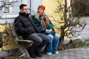 Leon (Joel Akgün) wird nachdenklich, als Sarah (Sophie Reim) ihm vor Augen führt, dass er viel aus Lansing bekommen kann, wenn er sich darauf einlässt.