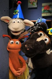 Pferd und Wolle bringen Finchen ein Ständchen.