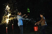 Annalena ist so wütend, dass sie kurzerhand einen Eimer Wasser auf Sebastian schüttet. Von links: Sebastian Wildner (Herbert Ulrich) und Annalena Brunner (Heidrun Gärtner).
