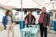 Die Kommissare Birte Andresen (Sophie Melbinger, l.) und Anton Stadler (Dieter Fischer, r.) befragen im Rahmen der Ermittlungen auch Frank Ullmann (Samer Maku, M.), der ihnen erklärt, dass es beim Streit mit dem Toten um die Erhöhung der Pacht für seinen Foodtruck ging.