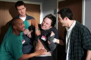 "Scrubs - Die Anfänger", "Meine Aufrichtigkeit." Dr. Cox beleidigt Dr. Kelsos Sohn. Als Strafe verdonnert Dr. Kelso den rüpelhaften Kollegen zu gemeinsamer Schreibtischarbeit mit Ted. J.D.s Bruder Dan kommt auf Besuch. Elliot ist sauer, als sie erfährt, dass J.D. seinen Bruder glauben lässt, sie hätte noch immer Gefühle für ihn. Turk und Carla geraten sich bei der Wahl eines Babynamens in die Haare.