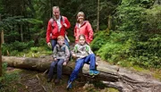 Annette Krause-Schmidt mit dem Nationalpark-Ranger Charly Ebel und zwei Junior-Rangern auf dem Weg zum Wildsee.