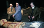 Kommissar Rex, Der Fluch der Mumie. Aus einem Museum in einem Oststaat wird eine ägyptische Mumie gestohlen und in Wien von zwei Kunsthändlern zum Verkauf angeboten. Für den einbalsamierten Leichnam und den Sarkophag werden ihnen 10 Millionen Dollar geboten - und das gleich von zwei Sammlern. Dieses Angebot bringt sie auf die Idee ein Duplikat der Mumie herzustellen. Die Ermittlungen führen Marc, Niki und Rex an bizarre Schauplätze und in die Welt des dritten Mannes, wo sie einen entsetzlichen Fund machen. Im Bild (v.li.): Michael Rotschopf (Roman Forster), Andreas Vitasek (Klaus Schneider), Joachim Bißmeier (Egon Limbach).