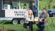 Chefermittler Mike Shepherd (Neill Rea) und Sims (Fern Sutherland) an Frodos Kaffeestand.
