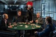 Undercover-Ermittlungen gegen das illegale Glücksspiel: Dirk Matthies' (Jan Fedder, 2.v.l.) Pokerrunde (Komparsen) wird Minuten vor der Razzia von einem als Clown maskierten Räuber überfallen und ausgeraubt.
