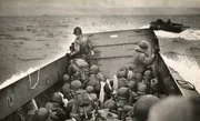 Angriff im Morgengrauen: In Landungsbooten nähern sich US-Soldaten der Küste der Normandie.