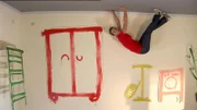Anke klebt auf wundersame Weise an der Decke.