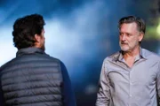 (v.li.): Matt Bomer (Jamie Burns), Bill Pullman (Det. Harry Ambrose).