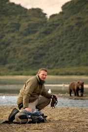 Auf der Alaska-Halbinsel haben sich Grizzlybären an die Anwesenheit vieler Artgenossen gewöhnt und dulden auch den Naturschützer und Bärenspezialisten Chris Morgan in ihrer Mitte.