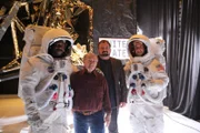 Leland Melvin und Chad Jenkins posieren in Astronautenausrüstung neben Peter Schultz und Mike Bara im Studio Shotwell in San Francisco.