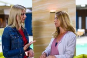 Marie (Cheyenne Pahde, l.) konfrontiert Diana (Tanja Szewczenko) mit ihrem Plan, mit Justin zu verreisen.