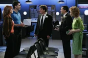 Teddy wird mit heruntergezogener Hose an seinem Hochzeitstag tot im Bett gefunden. Evelyn (Holland Taylor) und ihre Söhne Charlie (Charlie Sheen) und Alan (Jon Cryer) stehen unter Verdacht. Doch nach und nach kommen Wes (Michael Lowry) und Sloane (Jamie Rose) hinter eine erschreckende Wahrheit ...