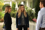 Maggie Bloom (Allison Miller, l.); Sophie Dixon (Lizzy Greene, r.)