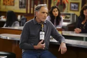 Arthur (Judd Hirsch)