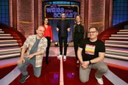 Moderator Kai Pflaume (M.) und seine Rateteam-Kapitäne Bernhard Hoëcker (l.) und Elton (r.) begrüßen in dieser Sendung die Schauspielerin Sarah Tkotsch (2.v.l.) und ihre Schwester die Schauspielerin Sina Tkotsch (2.v.r.).