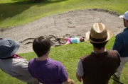 Vier Golfer finden die die Leiche von Alison Stone (Roz Turnbull).