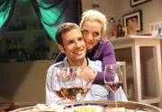 ARD STURM DER LIEBE FOLGE 1252, Nils (Florian Stadler, l.) freut sich nur bedingt über den Spontanbesuch von Tanjas (Judith Hildebrandt, r.) Eltern.