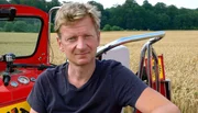 rbb Fernsehen KESSLERS EXPEDITION, "Auf drei Rädern von Bayern an die Ostsee", am Freitag um 20:15 Uhr. Für seine neue Expedition geht Michael Kessler buchstäblich an die Grenze. Rund 1.400 Kilometer legt der Comedian im Tuk Tuk zurück. Mit dem ostasiatischen Dreirad fährt er von Bayern bis an die Ostsee, immer entlang des ehemaligen deutsch-deutschen Grenzstreifens, um zu erfahren, ob 25 Jahre nach dem Mauerfall auch wirklich zusammen gewachsen ist, was zusammengehört. Im zweiten Teil der Reise tuckert er 700 Kilometer durch Niedersachsen, Sachsen-Anhalt, Mecklenburg-Vorpommern bis nach Schleswig-Holstein an die Ostsee. - Michael Kessler und Tuk Tuk auf einem Feld zwischen Ratzeburg und Lübeck.