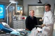 Dr. Marc Lindner (Christian Beermann, r.) untersucht Norman Kühn (Heiner Hardt, l.) nach der Auseinandersetzung mit seinem Kontrahenten Paul.