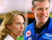 Astronaut Commander Luke Nelson (Tate Donovan) und seine Frau Edie (Amy Ryan) erhalten schlechte Nachrichten: Eine Kollegin, die ihn ins All begleiten sollte, wurde tot aufgefunden.