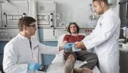 Ralles Verletzung muss erneut behandelt werden. Die Wunde hat sich stark entzündet. Aufgrund des Ausmasses der Verletzung kann Elias Ralle nicht mehr verstecken. Ein Oberarzt muss involviert werden. Dr. Moreau nimmt sich Ralle an. V.l.n.r. Elias Bähr (Stefan Ruppe), Heiko Rallburg (Andre Kaczmarczyk), Dr. Matteo Moreau (Mike Adler).